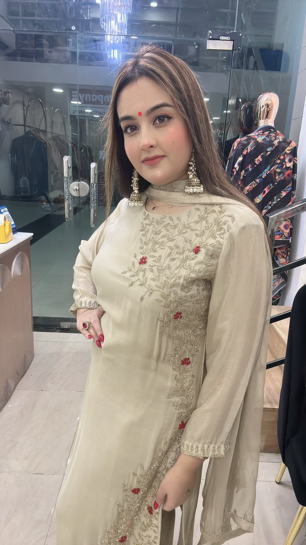 Beige pure Chinon suit with floral embroidery close view